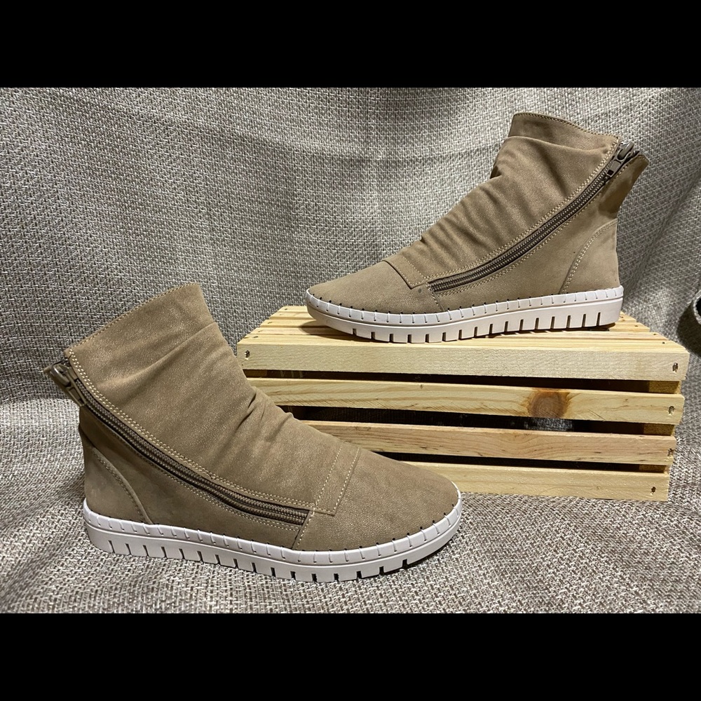 Cute NWT Taupe Shoes